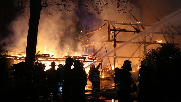 Großbrand auf Bauernhof: Zwei Scheunen brennen komplett aus