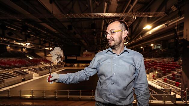 Frank Wolschendorf schickt ein Rauchw&ouml;lkchen auf seine Reise. Fotos: Matthias Hoch