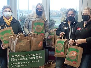 Auch die Kunden des Rewe-Marktes in Michelau spendeten fleißig: Die Mitarbeiterinnen Lisa Fuß und Nicole Kosian überreichten 65 Tüten an Projektleiterin Stefanie Renner und die ehrenamtliche Mitarbeiterin Brigitte Körner von der Tafel Lichtenfels. Foto: privat
