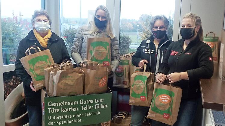 Auch die Kunden des Rewe-Marktes in Michelau spendeten fleißig: Die Mitarbeiterinnen Lisa Fuß und Nicole Kosian überreichten 65 Tüten an Projektleiterin Stefanie Renner und die ehrenamtliche Mitarbeiterin Brigitte Körner von der Tafel Lichtenfels. Foto: privat