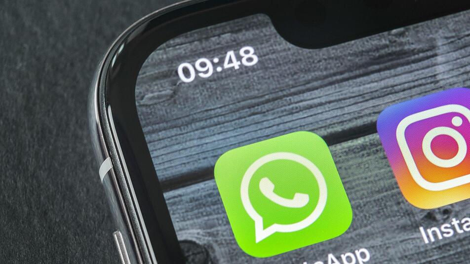 Ein WhatsApp-Update verspricht ein neues Design in Blau. Nutzer sollten lieber nicht darauf hereinfallen.