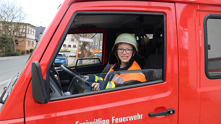 Jonas Jahn(10) im Feuerwehrauto der Feuerwehr Herreth.