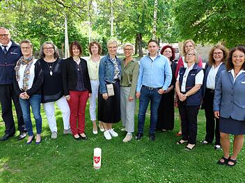 Hospizhelfer stellen sich zum Gruppenfoto auf. Von links: Norbert Wahler (Kursleiter), Renate Guthardt, &#160;&#160;      Barbara Dittmar, Christine Trost, Monika Höchner, Anja Noelte, Gabriele Mertesdorf, Heiko &#160;&#160;      Hertl, Anja Junk, Heidrun Reitstetter, Theresia Merz (Kursleiterin), Petra Reith (Koordinatorin), Bettina Hehn (Koordinatorin). Fotos: Philipp Bauernschubert