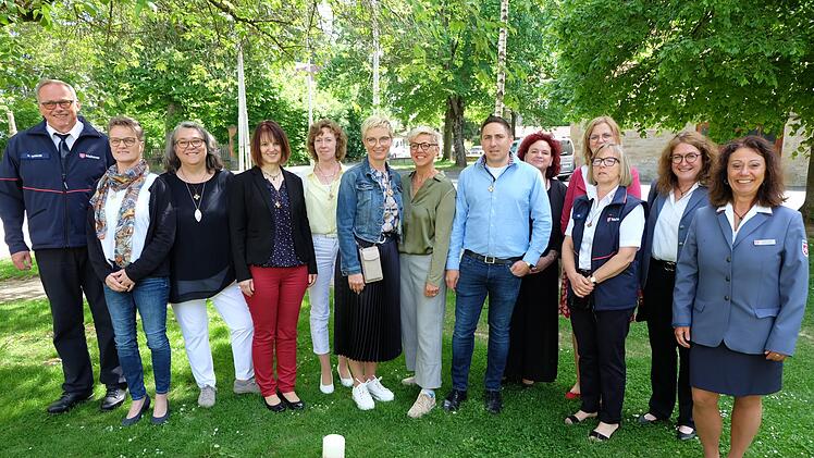Hospizhelfer stellen sich zum Gruppenfoto auf. Von links: Norbert Wahler (Kursleiter), Renate Guthardt, &#160;&#160;      Barbara Dittmar, Christine Trost, Monika Höchner, Anja Noelte, Gabriele Mertesdorf, Heiko &#160;&#160;      Hertl, Anja Junk, Heidrun Reitstetter, Theresia Merz (Kursleiterin), Petra Reith (Koordinatorin), Bettina Hehn (Koordinatorin). Fotos: Philipp Bauernschubert