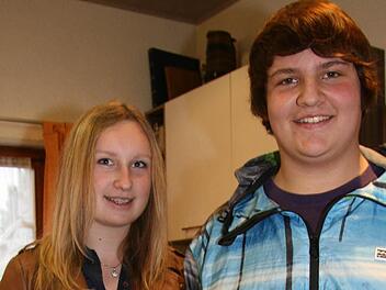 Jonas Gleich  (14) und Lisa Schleicher (18) mixen Cocktails - natürlich alkoholfrei. Die Getränke sollen "Kiss", "Zombie" und "Hangover" heißen.