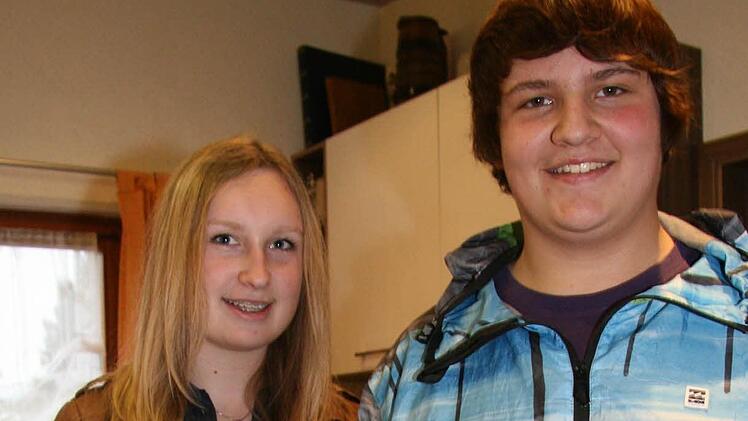 Jonas Gleich  (14) und Lisa Schleicher (18) mixen Cocktails - natürlich alkoholfrei. Die Getränke sollen "Kiss", "Zombie" und "Hangover" heißen.