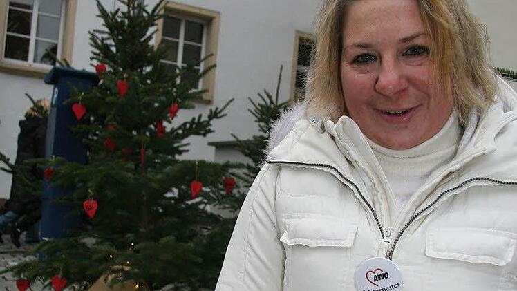 AWO-Engel Manuela Meisel verziert Weihnachtsbäume mit  Herzen.