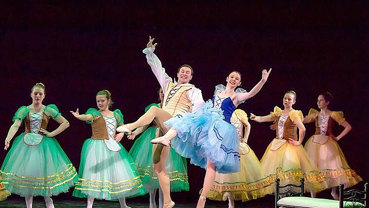 Mit klassischem Ballett verzauberte das Move & Dance Center Coburg und die Ballettschule Olga Engelmann im Landestheater. Als Gemeinschaftsprojekt boten sie eine Szene aus Adolphe Adams Ballett "Giselle".Fotos: Albert Höchstädter