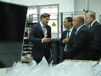 Mark Hüsges (Loewe), Botschafter Shi Mingde, Horst Beil (Loewe) und MdB Hans Michelbach besichtigten die Produktionsräume von Loewe. Fotos: Marco Meißner
