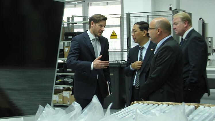 Mark Hüsges (Loewe), Botschafter Shi Mingde, Horst Beil (Loewe) und MdB Hans Michelbach besichtigten die Produktionsräume von Loewe. Fotos: Marco Meißner