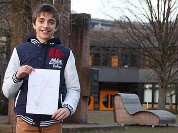 Leon Kaib geht ins Franz-Miltenberger-Gymnasium Bad Brückenau. Direkt von seinem Schulhof aus ist die Autobahnbrücke bei Römershag zu sehen. Der Elfjährige setzt sich dafür ein, dass dort nicht auch noch Strommasten gebaut werden. Foto: Ulrike Müller