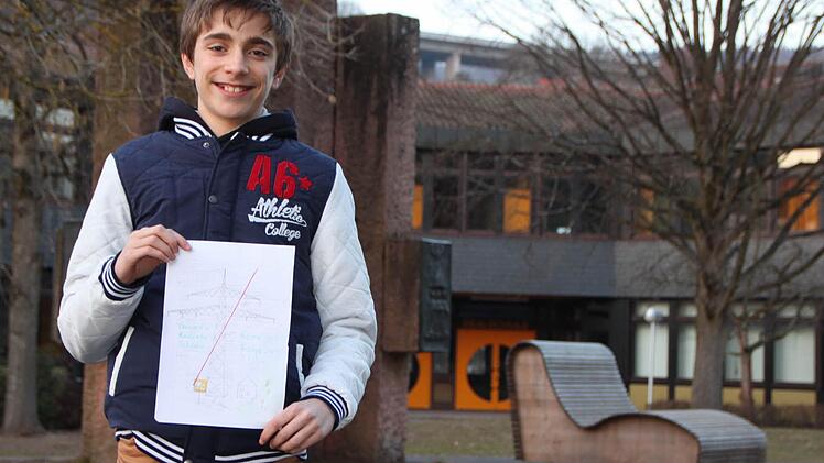 Leon Kaib geht ins Franz-Miltenberger-Gymnasium Bad Brückenau. Direkt von seinem Schulhof aus ist die Autobahnbrücke bei Römershag zu sehen. Der Elfjährige setzt sich dafür ein, dass dort nicht auch noch Strommasten gebaut werden. Foto: Ulrike Müller