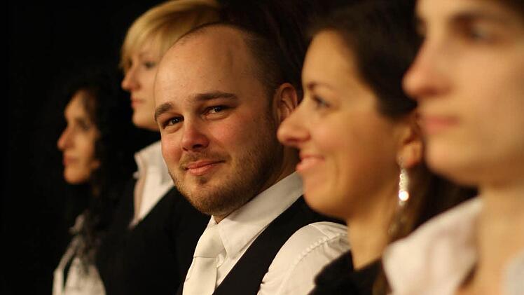 Weniger martialisch als im Kurs für Männer lässt es Bruno Wissenz offenbar im Knigge-Kurs für Frauen angehen. Foto: privat