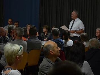 Oberbürgermeister Frank Rebhan informiert die Fürther Bürger über die Pläne für eine Asylbewerberunterkunft. Foto: Rainer Lutz