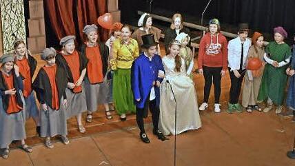 Mit einem Hochzeitsfest endet das musikalische Märchen "Aglaia", das der Musicalchor "Junge Stimmen" unter der Leitung von Matthias Göttemann in der Stadthalle in Haßfurt aufführte. Fotos: Ulrike Langer