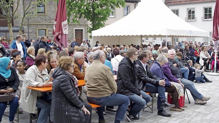 Ein anderer Anblick bot sich bei der Einweihung vor rund 500 Besuchern. Für Feste und Veranstaltungen könnte der sanierte Platz neue Möglichkeiten bieten.  Foto: Winfried Ehling
