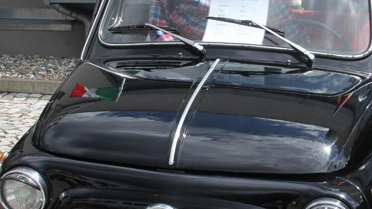 Lothar Kuhnt aus Bayreuth in seinem schnuckeligen Fiat 500 F aus dem Jahre 1970.
