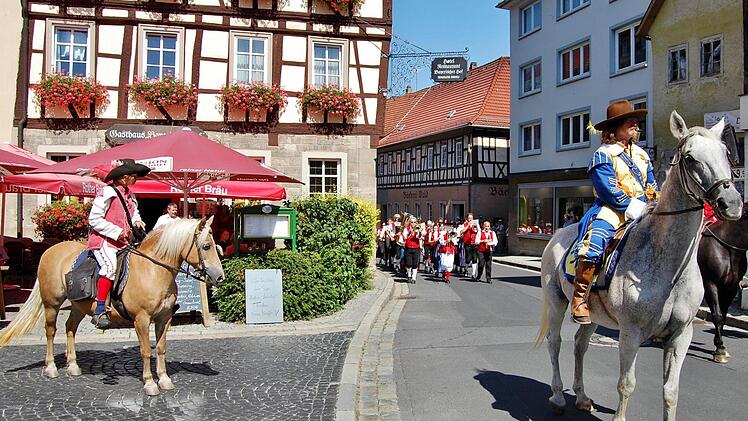 Beim Festumzug durch Münnerstadt. Foto: Sigismund von Dobschütz