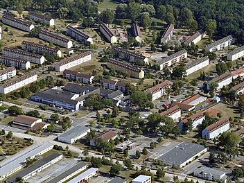 Der Stadtrat macht sich dafür stark, die Unterbringungskapazitäten der Aufnahmeeinrichtung Oberfranken auf 1500 zu senken. In die Erweiterung der Flüchtlingsunterkunft investiert der Freistaat seit geraumer Zeit mehrere Millionen Euro.   Foto: Ronald RInklef