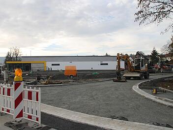 Was vor kurzem noch Baustelle war, ist seit wenigen Tagen fertiggestellt: Die neue Zufahrt zum künftigen Netto-Markt an der Badersbergstraße. In der Bürgerversammlung wurde moniert, dass die weißen Platten der Querungshilfen falsch eingebaut wurden. Foto: Archiv/Alexander Hartmann