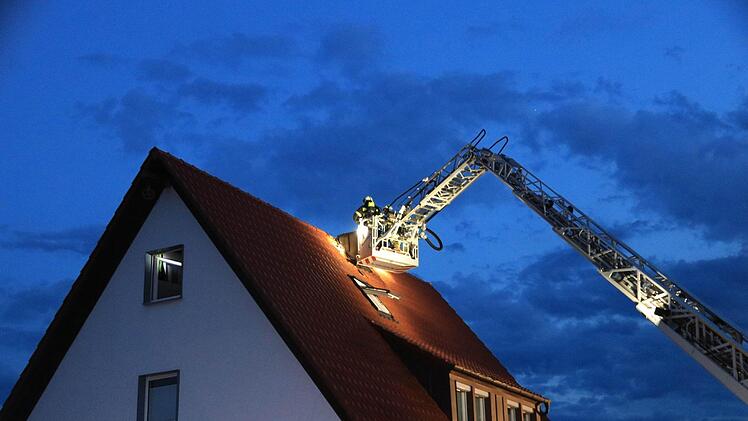 Der Schaden im Haus ist gravierend. Große Teile der Stromleitungen und Elektronik dürften durch die enorme Spannungsüberlastung zerstört oder zumindest schwer in Mitleidenschaft gezogen worden sein. Immerhin blieb es nur bei Sachschaden. Denn verletzt wurde glücklicherweise niemand. Foto: NEWS5 / Merzbach