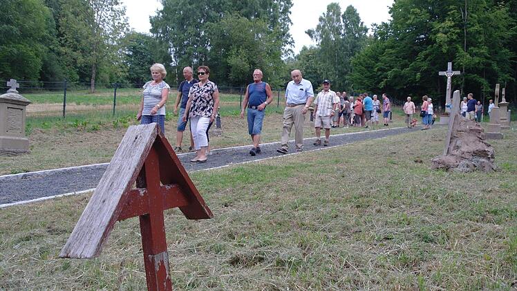 Besucher der Andacht auf der Gedenkstätte Werberg. Unter ihnen Alfred Schrenk, der sich lange Jahre für die Erhaltung der Erinnerung an Werberg eingesetzt hat. Foto: Stephanie Elm