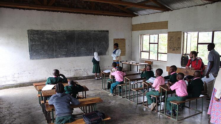 Ein Blick ins Innere des Schulhauses: Die Kinder folgen aufmerksam dem Unterricht.