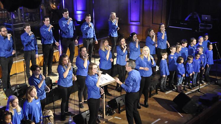 Sänger von drei bis 26 Jahren präsentierten beim Gospel "When You Believe" gemeinsam auf der Bühne. Foto: Peter Klopf