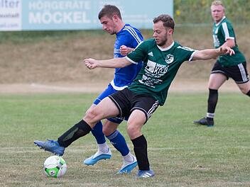 Der FC Mitwitz um Lukas Föhrweiser (blaues Trikot) testete unter anderem gegen den FC Haarbrücken. Die Teams trennten sich 1:1.  Foto: H. Weiß