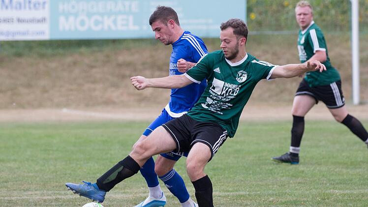 Der FC Mitwitz um Lukas Föhrweiser (blaues Trikot) testete unter anderem gegen den FC Haarbrücken. Die Teams trennten sich 1:1.  Foto: H. Weiß