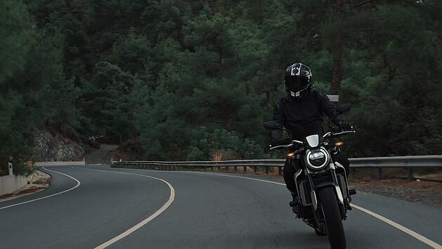 Motorradunfall im Kreis Forchheim: 26-J&auml;hriger &uuml;berschl&auml;gt sich