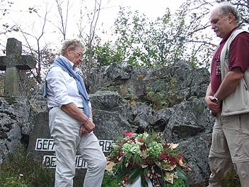 Zwischen Ex-Präsidentin Regina Rinke (links) und ihrem Nachfolger Ewald Klüber herrscht Schweigen - nicht nur während einer Gedenkminute bei der Heidelsteinfeier im Jahr 2009. Foto: Marion Eckert/Archiv