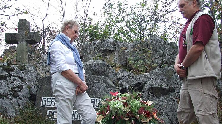Zwischen Ex-Präsidentin Regina Rinke (links) und ihrem Nachfolger Ewald Klüber herrscht Schweigen - nicht nur während einer Gedenkminute bei der Heidelsteinfeier im Jahr 2009. Foto: Marion Eckert/Archiv