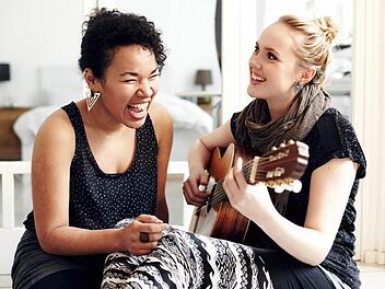 Den Spaß, den Hanna Sikasa und Melissa Muther beim gemeinsamen Singen und Musizieren haben, versprühen sie auch auf der Bühne. Am Mittwoch kann man die beiden live in Würzburg erleben.Foto: Marc Dirkmann