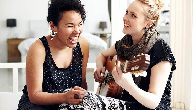Den Spaß, den Hanna Sikasa und Melissa Muther beim gemeinsamen Singen und Musizieren haben, versprühen sie auch auf der Bühne. Am Mittwoch kann man die beiden live in Würzburg erleben.Foto: Marc Dirkmann