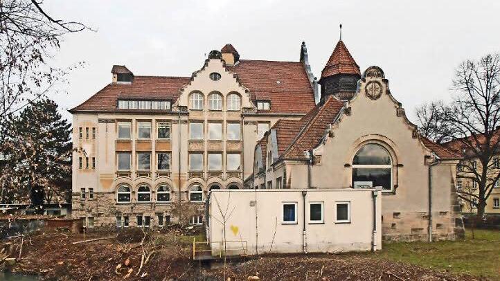 Die Heilig-Kreuz-Schule muss grundlegend saniert werden. Mit dem Baubeginn ist aber frühestens im Sommer 2015 zu rechnen. Foto: Archiv/Jochen Berger