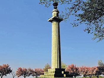 Der Frühling am Fuß der Konstitutionssäule