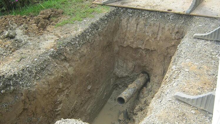 Das Leer-Rohr für die 20 000-Volt-Erdleitung liegt in den Herrengärten unter der Erde.