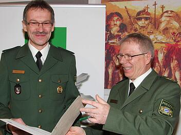 Polizeipräsident Reinhard Kunkel übereicht dem neuen Leiter der Stadtsteinacher Inspektion, Horst Nölkel, die Ernennungsurkunde. Foto: Sonja Adam