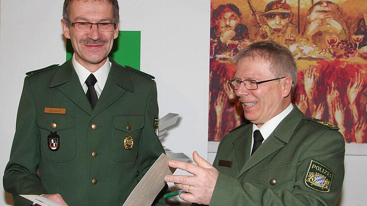 Polizeipräsident Reinhard Kunkel übereicht dem neuen Leiter der Stadtsteinacher Inspektion, Horst Nölkel, die Ernennungsurkunde. Foto: Sonja Adam