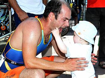 Gesamtsieger bei den Herren war Benedikt Deichsel vom ATS Kulmbach. Hier jubelt er gemeinsam mit seinem Sohn Jakob. Fotos: Karl Heinz Weber