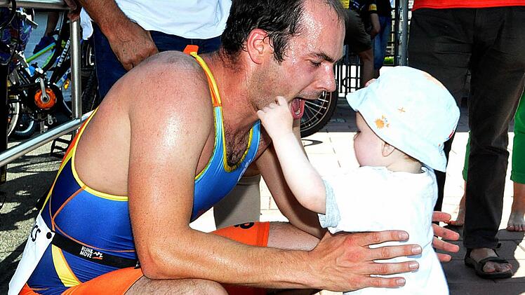 Gesamtsieger bei den Herren war Benedikt Deichsel vom ATS Kulmbach. Hier jubelt er gemeinsam mit seinem Sohn Jakob. Fotos: Karl Heinz Weber