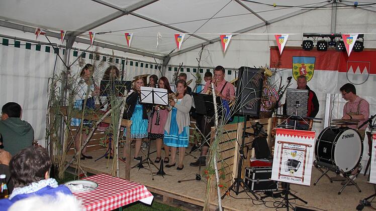 Eine Auswahl junger Bläserinnen und Bläser stimmte am Samstag auf den Heimatabend ein. Foto: Helmut Will