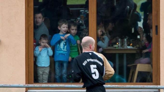 Kirchweih: Im Merkershausener Sportheim haben es die Gäste schön warm. Draußen spielt Oliver Schwaiger. Foto: Anand Anders