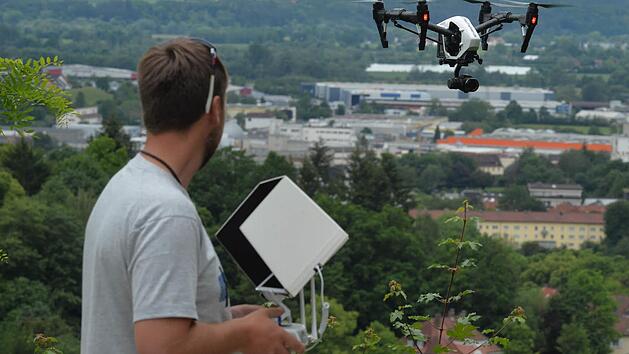 Ingo B&auml;r aus dem Landkreis Kulmbach l&auml;sst seinen Multicopter hauptberuflich fliegen, hier von der Plassenburg in Kulmbach aus. Foto: Ronald Rinklef
