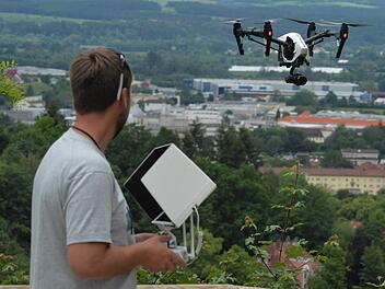 Ingo Bär aus dem Landkreis Kulmbach lässt seinen Multicopter hauptberuflich fliegen, hier von der Plassenburg in Kulmbach aus. Foto: Ronald Rinklef