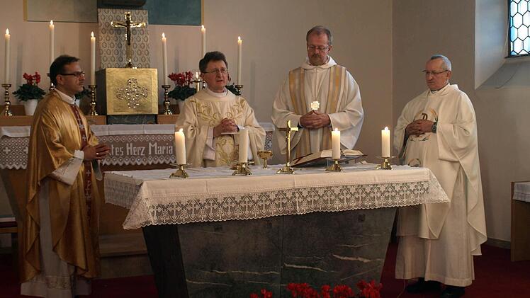 Die drei Geistlichen des Seelsorgebereiches sowie Domkapitular Thomas Teuchgräber zelebrierten den Festgottesdienst : Von links Pfarrer Richard Reis, Pater Jan Poja, Domkapitular Thomas Teuchgräber und Pater Wladyslaw Poddebniak. Foto: Susanne Deuerling