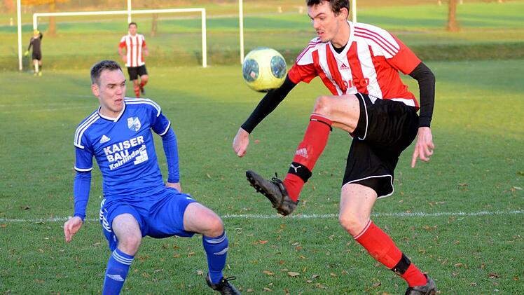 Die Weisendorfer um Oliver Maier (links) mussten am Wochenende noch ohne ihren Trainer auskommen, gewannen in Eggolsheim aber trotzdem mit 3:1. Foto: herzopress