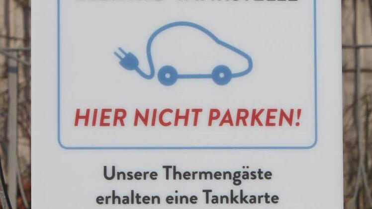 Dieses Schild an der Obermain-Therme schützte bislang stets vor missbräuchlichem Gebrauch des Ladeplatzes. Foto: Matthias Einwag