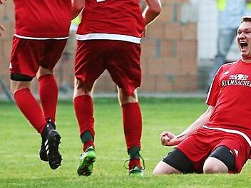 Tim Knoch feierte am Dienstagabend den bisher größten Erfolg in seiner noch jungen Fußball-Karriere. Der Mittelstürmer des TSV Meeder erzielte gegen die SpVgg Bayern Hof drei Tore. Foto: Heinrich Weiß